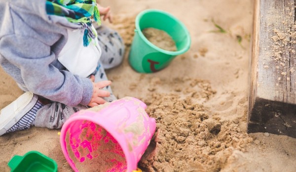 Лечиться играя. Во дворе поликлиники на Урале появилась детская площадка