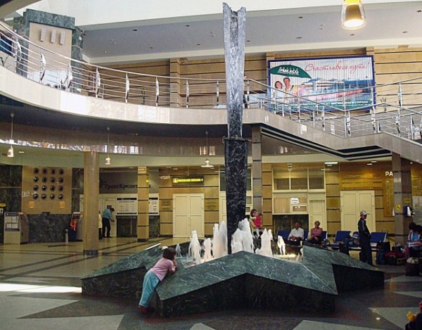 На всех хватит. На вокзале Челябинска установили 2-метровый стакан в подстаканнике На всех хватит. На вокзале Челябинска установили 2-метровый стакан в подстаканнике