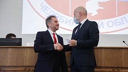 Фоторепортаж с вручения удостоверений новоиспеченным депутатам Заксобрания Фоторепортаж с вручения удостоверений новоиспеченным депутатам Заксобрания