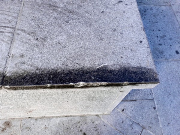 Подростки испортили постамент памятника Курчатову в Челябинске 