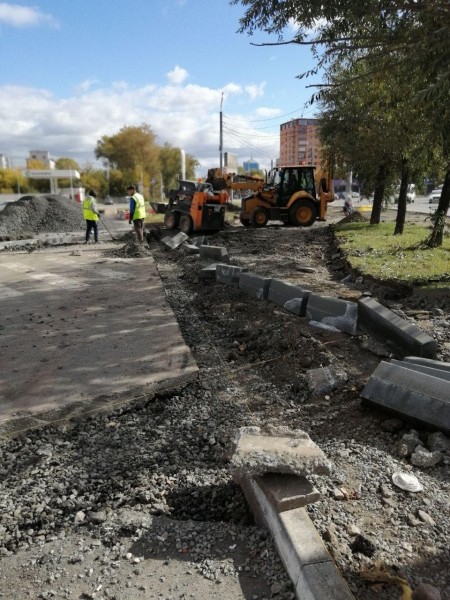 В Челябинске начали благоустраивать парковку около МФЦ на улице Труда