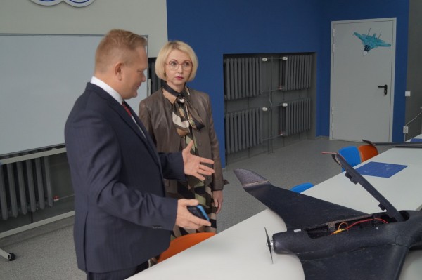 Вице-губернатор Ирина Гехт сегодня посетила челябинский «Кванториум» Вице-губернатор Ирина Гехт сегодня посетила челябинский «Кванториум»