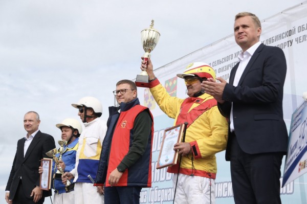 На ипподроме в Троицке состоялись долгожданные скачки На ипподроме в Троицке состоялись долгожданные скачки