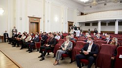 Фоторепортаж с вручения удостоверений новоиспеченным депутатам Заксобрания Фоторепортаж с вручения удостоверений новоиспеченным депутатам Заксобрания