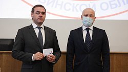 Фоторепортаж с вручения удостоверений новоиспеченным депутатам Заксобрания Фоторепортаж с вручения удостоверений новоиспеченным депутатам Заксобрания