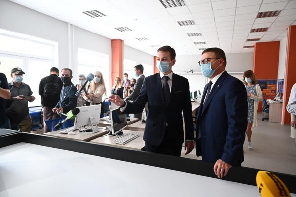 Текслер пришел на линейку в гигантскую школу на «северке» Текслер пришел на линейку в гигантскую школу на «северке»