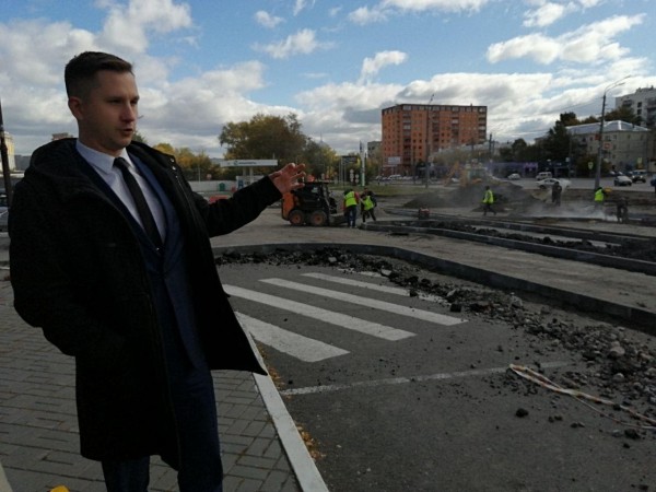 В Челябинске начали благоустраивать парковку около МФЦ на улице Труда