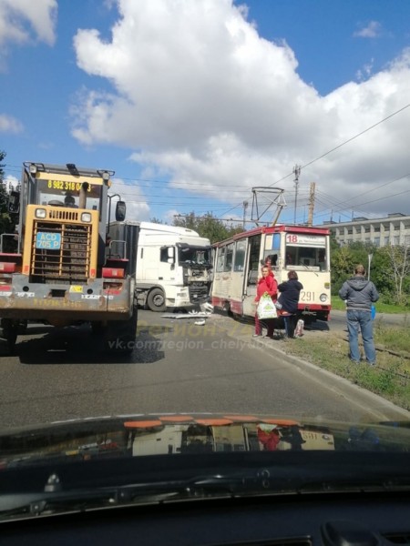 В Челябинске фура врезалась в трамвай В Челябинске фура врезалась в трамвай