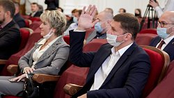 Фоторепортаж с вручения удостоверений новоиспеченным депутатам Заксобрания Фоторепортаж с вручения удостоверений новоиспеченным депутатам Заксобрания