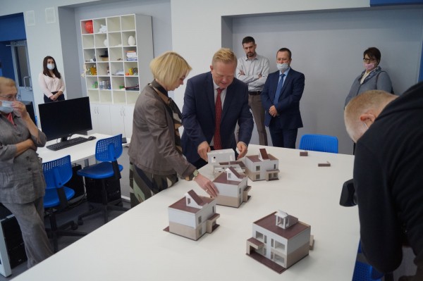 Вице-губернатор Ирина Гехт сегодня посетила челябинский «Кванториум» Вице-губернатор Ирина Гехт сегодня посетила челябинский «Кванториум»