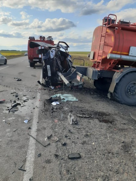  В Челябинской области грузовик уничтожил легковушку в ДТП