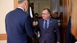 Фоторепортаж с вручения удостоверений новоиспеченным депутатам Заксобрания Фоторепортаж с вручения удостоверений новоиспеченным депутатам Заксобрания