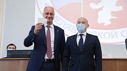 Фоторепортаж с вручения удостоверений новоиспеченным депутатам Заксобрания Фоторепортаж с вручения удостоверений новоиспеченным депутатам Заксобрания