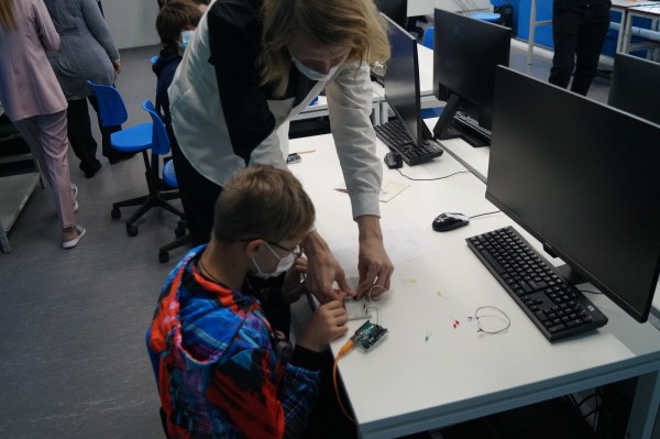 Вице-губернатор Ирина Гехт сегодня посетила челябинский «Кванториум» Вице-губернатор Ирина Гехт сегодня посетила челябинский «Кванториум»