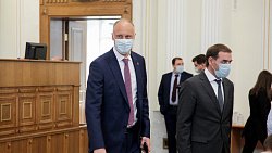 Фоторепортаж с вручения удостоверений новоиспеченным депутатам Заксобрания Фоторепортаж с вручения удостоверений новоиспеченным депутатам Заксобрания