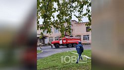 Пожарные окружили одну из школ в Сатке