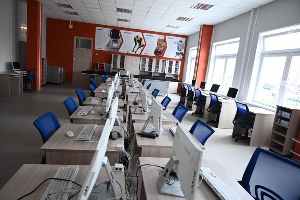 Текслер пришел на линейку в гигантскую школу на «северке» Текслер пришел на линейку в гигантскую школу на «северке»