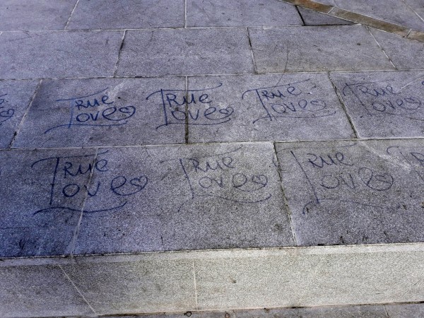 Подростки испортили постамент памятника Курчатову в Челябинске 