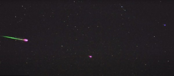 Зарево в небе. На Урале сняли на видео яркие огненные шары Зарево в небе. На Урале сняли на видео яркие огненные шары