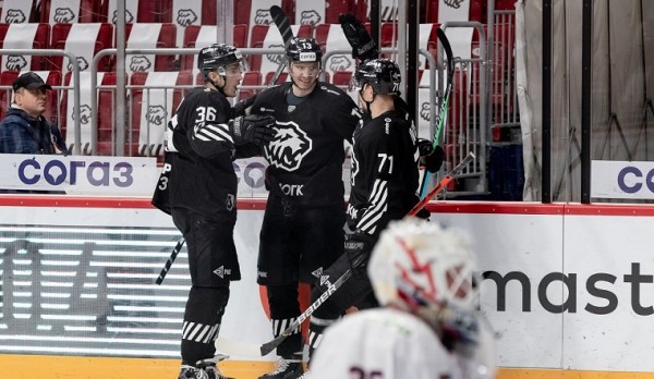 Полный разгром. Челябинский “Трактор” победил “Нефтехимик” со счетом 6:3 Полный разгром. Челябинский “Трактор” победил “Нефтехимик” со счетом 6:3