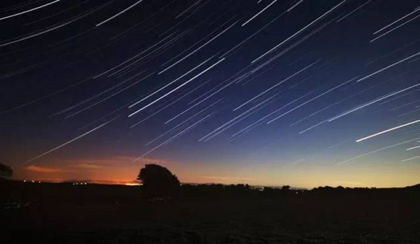 Зарево в небе. На Урале сняли на видео яркие огненные шары Зарево в небе. На Урале сняли на видео яркие огненные шары