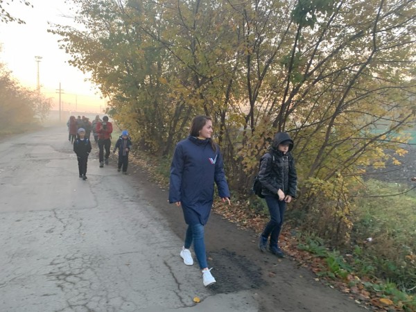 Челябинских чиновников заставили пройти по опасной дороге в школу