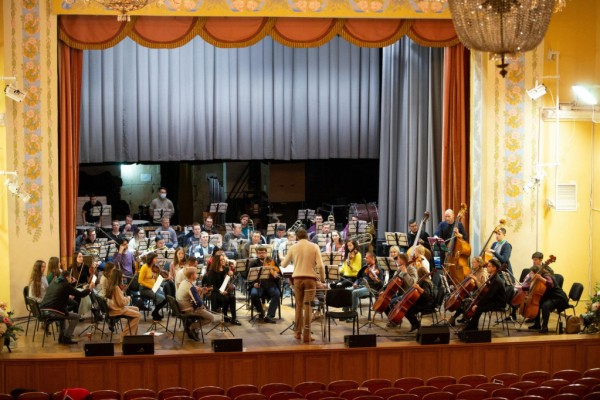 У челябинского симфонического оркестра появился второй дирижер У челябинского симфонического оркестра появился второй дирижер