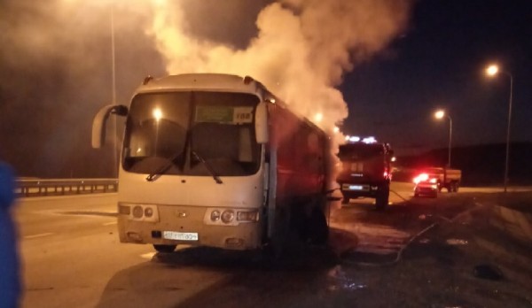 Вспыхнул на ходу. Автобус с пассажирами загорелся под Челябинском ВИДЕО