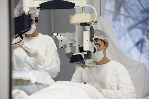 В Челябинской областной больнице слепой пациентке вернули зрение