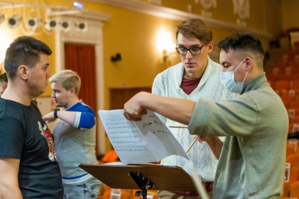 У челябинского симфонического оркестра появился второй дирижер У челябинского симфонического оркестра появился второй дирижер