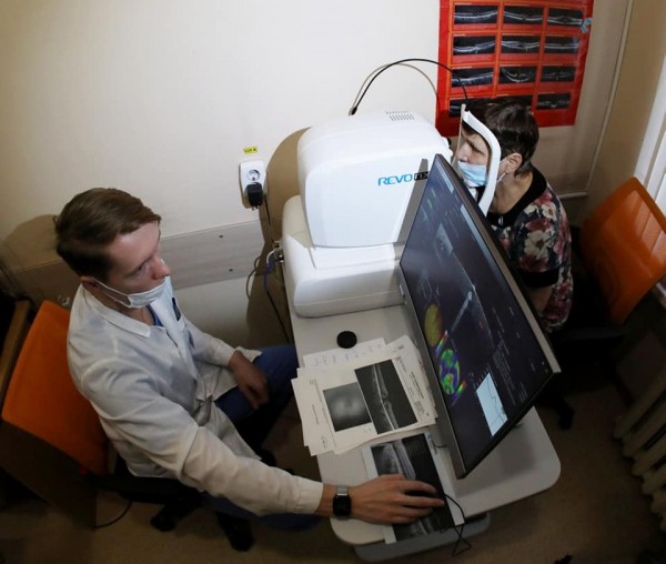 В Челябинской областной больнице слепой пациентке вернули зрение