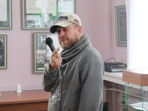 Литературно-музыкальный слэм в Публичке определит,  что сегодня важнее: разум или чувство?