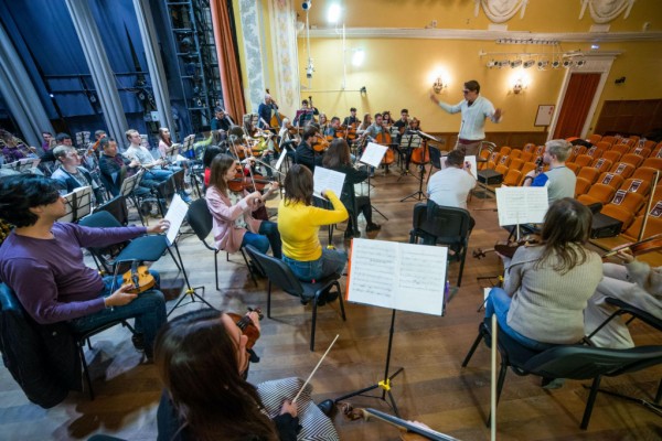 У челябинского симфонического оркестра появился второй дирижер У челябинского симфонического оркестра появился второй дирижер