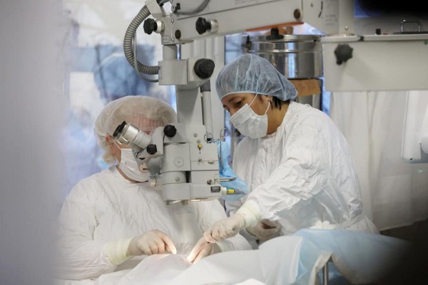 В Челябинской областной больнице слепой пациентке вернули зрение