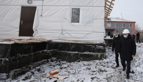 Сорвали все сроки. Губернатор Текслер раскритиковал работу подрядчика по строительству ФАПа