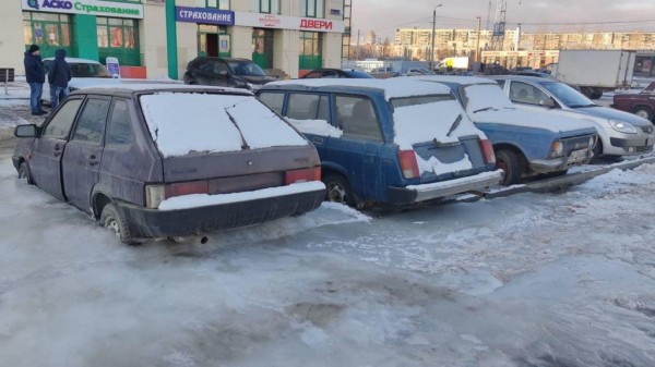 На элитной автопарковке Челябинска машины закатали в лед