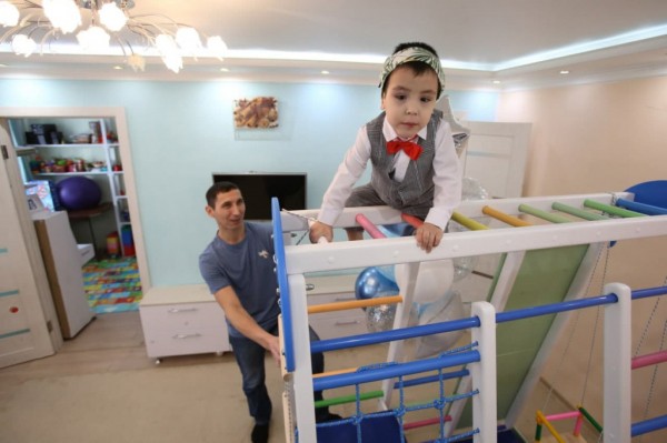 Алексей Текслер подарил малышу большой спортивный комплекс