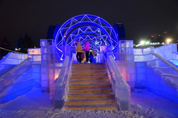 В Челябинске открылся космический ледовый городок