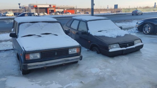 На элитной автопарковке Челябинска машины закатали в лед