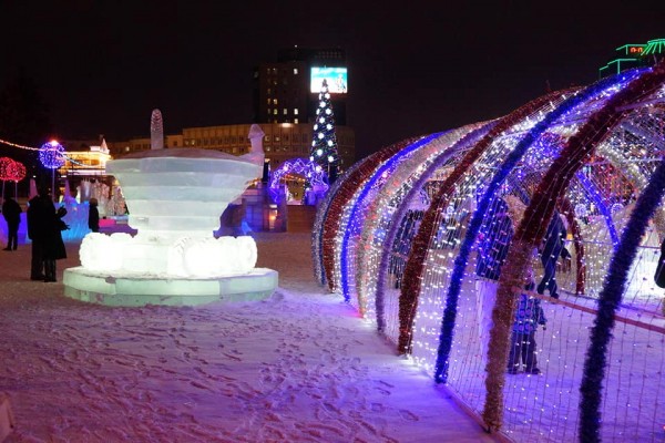 В Челябинске открылся космический ледовый городок