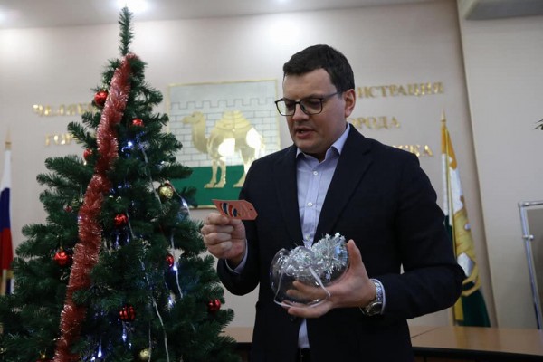 Челябинские ребятишки получат подарки от сотрудников мэрии