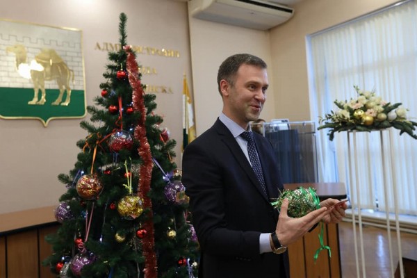 Челябинские ребятишки получат подарки от сотрудников мэрии