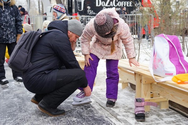В Челябинском детском парке имени Терешковой торжественно открыт каток