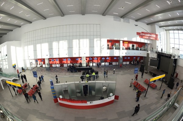 Пассажир напал на полицейского в аэропорту Челябинска Пассажир напал на полицейского в аэропорту Челябинска