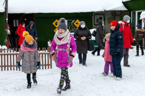 Представители «Гранада Пресс» и клуба «Челбаскет» покормили хищников Представители «Гранада Пресс» и клуба «Челбаскет» покормили хищников