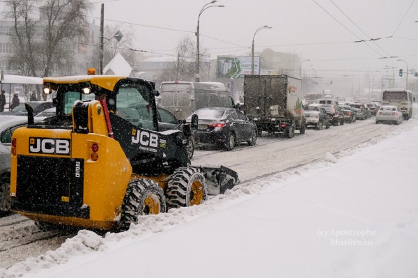 После бурана: как убирают снег в Челябинске на дорогах и во дворах После бурана: как убирают снег в Челябинске на дорогах и во дворах