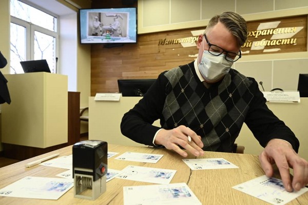 В Челябинске разработали открытку «Врачи в борьбе с пандемией»