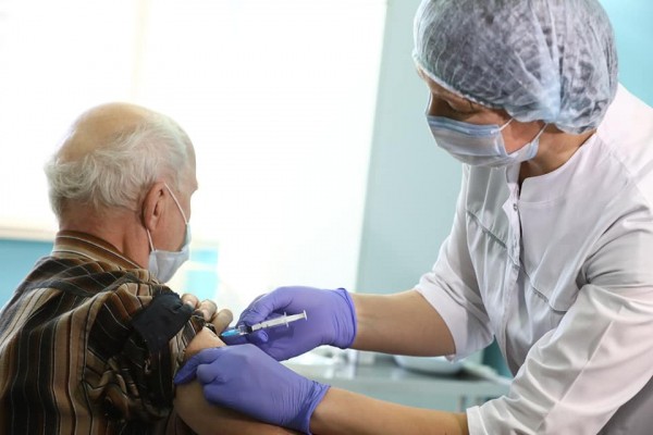 В Челябинске начали прививать от коронавируса пенсионеров старше 65 лет