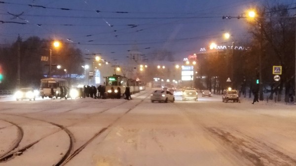 Пробки в Челябинске: встали автомобили и трамваи