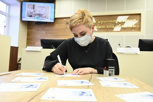 В Челябинске разработали открытку «Врачи в борьбе с пандемией»